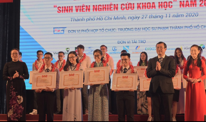 Sinh viên, nhóm sinh viên nhận bằng khen tại lễ trao giải. (Ảnh: Nhà trường cung cấp) Sinh viên, nhóm sinh viên nhận bằng khen tại lễ trao giải. (Ảnh: Nhà trường cung cấp)