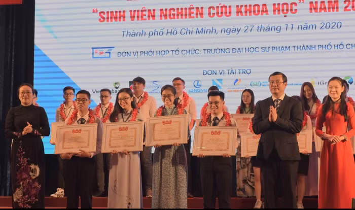 Sinh viên, nhóm sinh viên nhận bằng khen tại lễ trao giải. (Ảnh: Nhà trường cung cấp)