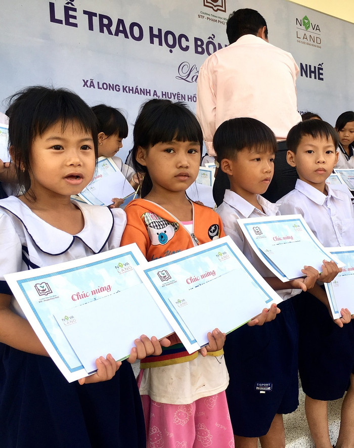 Các em học sinh tại xã Long Khánh, huyện Hồng Ngự, tỉnh Đồng Tháp trong ngày nhận học bổng Cô giáo Nhế. Các em học sinh tại xã Long Khánh, huyện Hồng Ngự, tỉnh Đồng Tháp trong ngày nhận học bổng Cô giáo Nhế.
