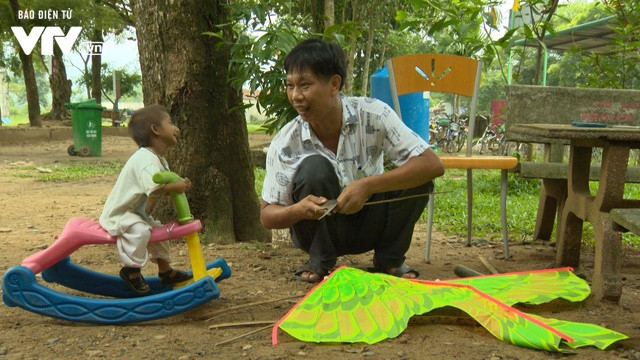 Trường học và tình yêu thương của thầy Đặng Văn Cương đã làm thay đổi của cuộc đời K’Rể (Ảnh: Báo điện tử VTV) Trường học và tình yêu thương của thầy Đặng Văn Cương đã làm thay đổi của cuộc đời K’Rể (Ảnh: Báo điện tử VTV)