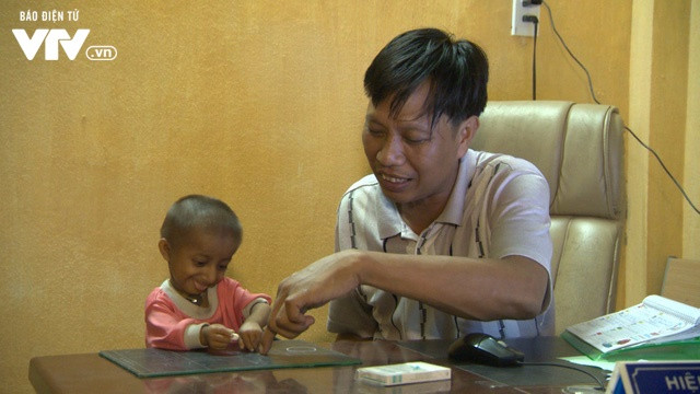 Câu chuyện cổ tích của thầy Đặng Văn Cương và cậu học trò tí hon Đinh Văn K’Rể (Ảnh: Báo điện tử VTV) Câu chuyện cổ tích của thầy Đặng Văn Cương và cậu học trò tí hon Đinh Văn K’Rể (Ảnh: Báo điện tử VTV)