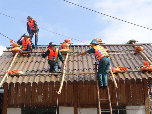 Tổ chức chằng chống, gia cố nhà cửa hạn chế thiệt hại do bão Tổ chức chằng chống, gia cố nhà cửa hạn chế thiệt hại do bão