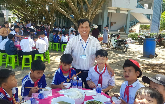 Thầy Đỗ Công Bình, Phó hiệu trưởng Trường Trung học cơ sở Tân Lâm cùng học sinh trong “Bữa cơm tình thầy trò" lần thứ 9. (Ảnh do tác giả cung cấp) Thầy Đỗ Công Bình, Phó hiệu trưởng Trường Trung học cơ sở Tân Lâm cùng học sinh trong “Bữa cơm tình thầy trò" lần thứ 9. (Ảnh do tác giả cung cấp)