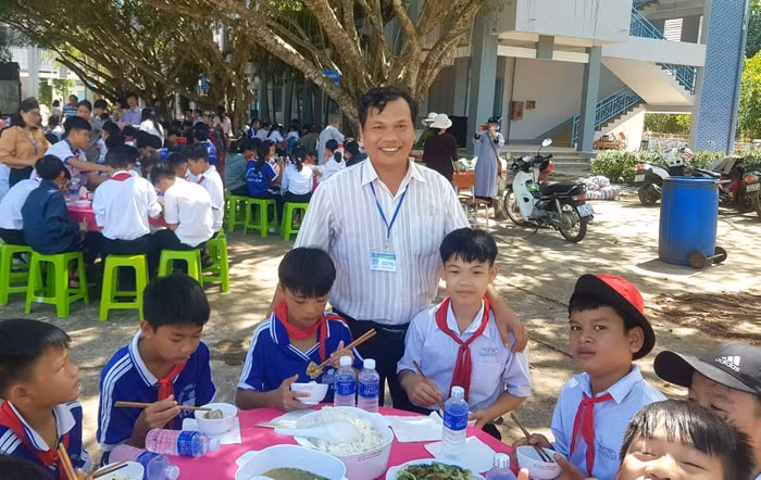 Thầy Đỗ Công Bình, Phó hiệu trưởng Trường Trung học cơ sở Tân Lâm cùng học sinh trong “Bữa cơm tình thầy trò" lần thứ 9. (Ảnh do tác giả cung cấp)
