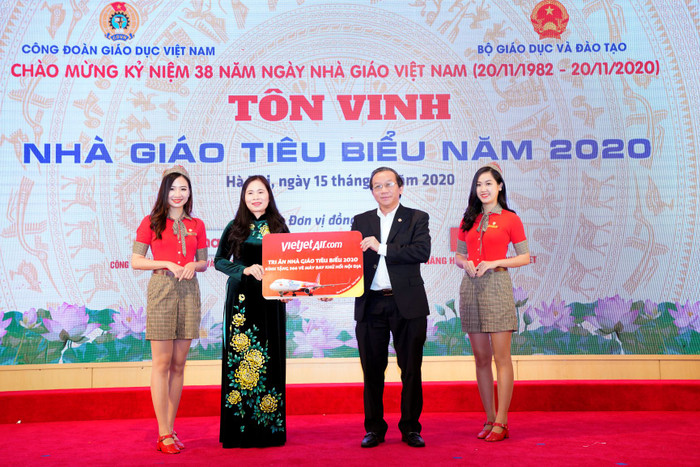 Phó Tổng giám đốc Vietjet Đỗ Xuân Quang tặng phần quà của Vietjet cho đại diện Công đoàn Giáo dục Việt Nam. Phó Tổng giám đốc Vietjet Đỗ Xuân Quang tặng phần quà của Vietjet cho đại diện Công đoàn Giáo dục Việt Nam.