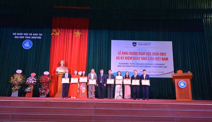 Phó giáo sư, Tiến sĩ Trần Thanh Vân – Phó Giám đốc, Phó Chủ tịch Công đoàn Đại học Thái Nguyên tặng danh hiệu chiến sĩ thi đua cho các cá nhân có thành tích xuất sắc của Khoa Quốc tế