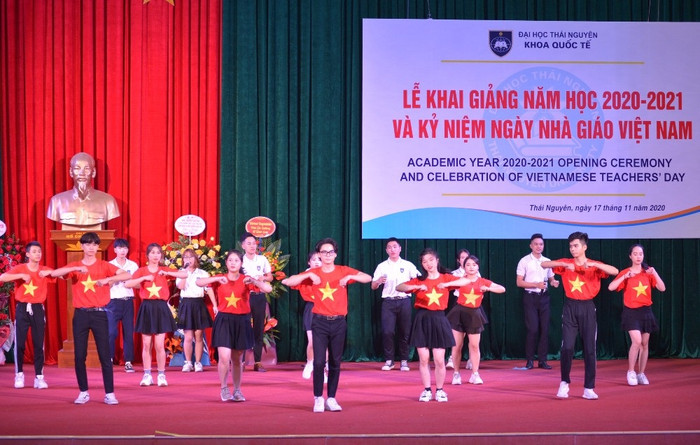Tiết mục văn nghệ của các bạn sinh viên được biểu diễn tại buổi lễ.