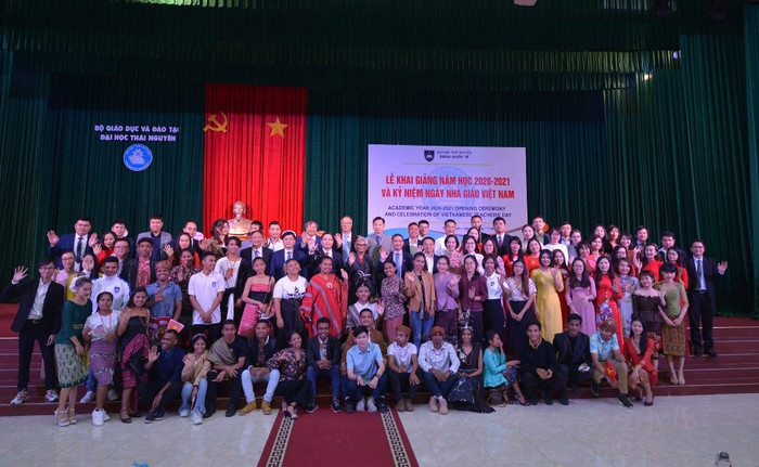 Niềm vui hân hoan của các đại biểu, cán bộ, giảng viên và sinh viên của Khoa Quốc tế tại buổi lễ