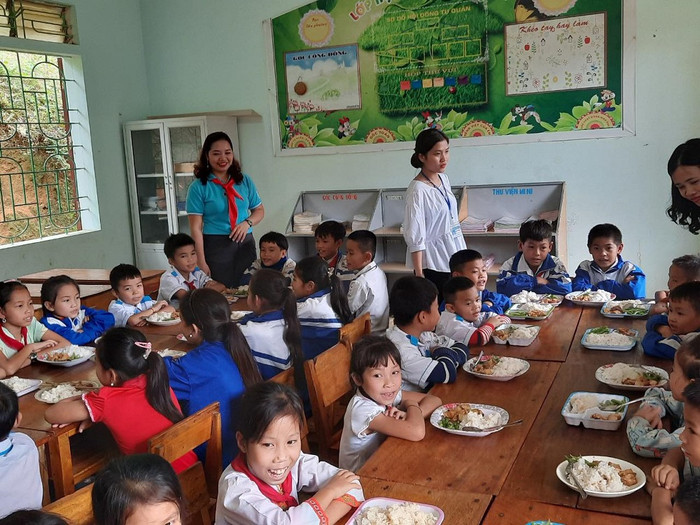 Cô Ánh Phượng là một trong những lá cờ tiên phong tình nguyện đi đến từng nhà, vào từng thôn bản để vận động con em đồng bào đến trường. (Ảnh: Nhân vật cung cấp)