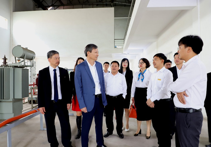 Tổng Giám đốc EVN Trần Đình Nhân và đoàn công tác tham quan cơ sở vật chất của trường Cao đẳng Điện lực miền Bắc. Tổng Giám đốc EVN Trần Đình Nhân và đoàn công tác tham quan cơ sở vật chất của trường Cao đẳng Điện lực miền Bắc.