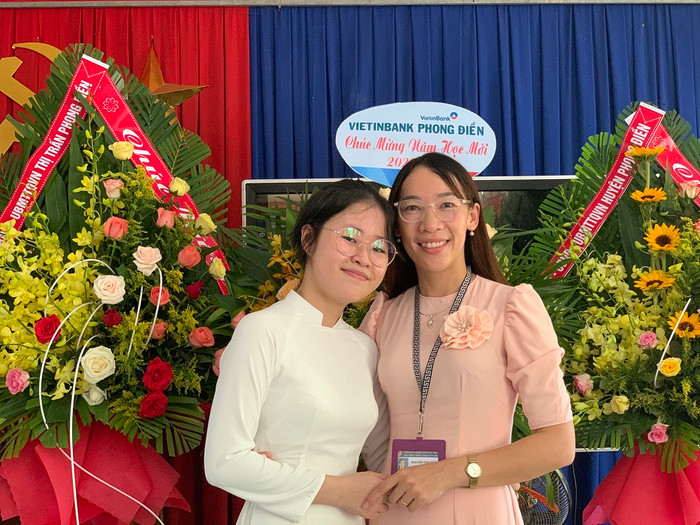 Tình yêu thương, sự thấu hiểu và lòng bao dung là chìa khóa để mở cửa trái tim học trò (Ảnh: Nhân vật cung cấp) Tình yêu thương, sự thấu hiểu và lòng bao dung là chìa khóa để mở cửa trái tim học trò (Ảnh: Nhân vật cung cấp)