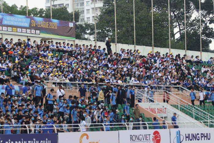 Lễ Khai mạc SV-League 2020 thu hút gần 10.000 cổ động viên trên sân Thống Nhất. Các trận vòng bảng tại sân vận động Dĩ An (Bình Dương) cũng có sự tham gia của 1.000-3.000 cổ động viên. Đây là những con số đáng mơ ước của nhiều giải bóng đá hiện nay. Ảnh: Hữu Đức