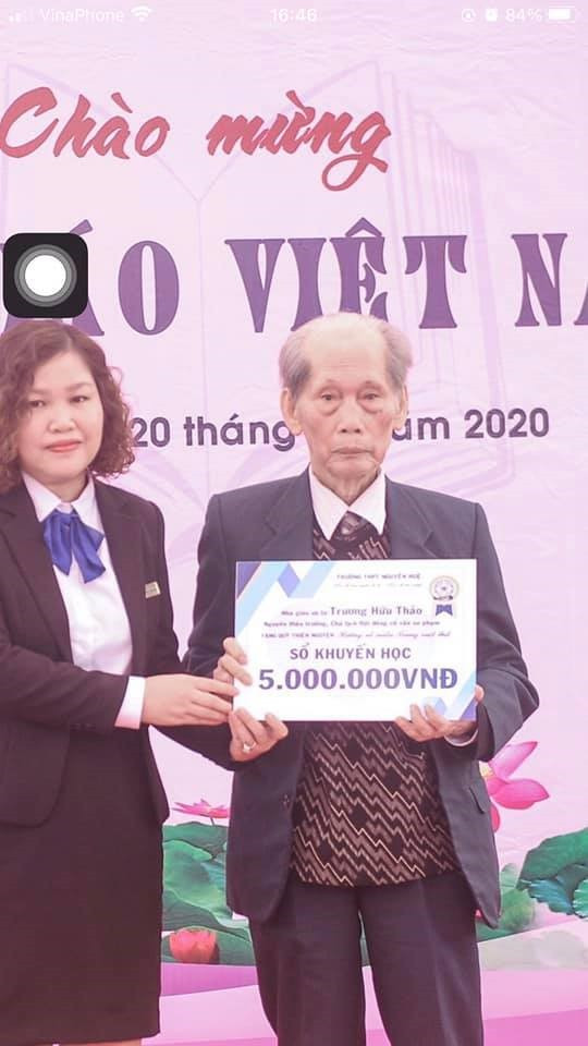 Nhà giáo ưu tú Trương Hữu Thảo dù đã 90 tuổi vẫn nhiệt tình đóng góp tham gia chương trình Sổ khuyến học vì miền Trung, là đầu cầu tiếp nhận tại Hà Nội. Nhà giáo ưu tú Trương Hữu Thảo dù đã 90 tuổi vẫn nhiệt tình đóng góp tham gia chương trình Sổ khuyến học vì miền Trung, là đầu cầu tiếp nhận tại Hà Nội.