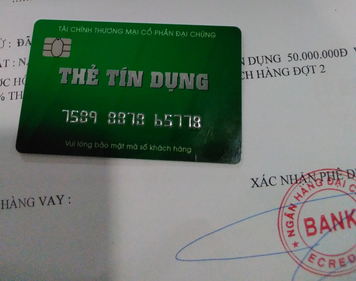 Thẻ tín dụng giả mạo sử dụng mập mờ tên Ngân hàng Đại chúng Bank, dễ gây nhầm lẫn với Ngân hàng Thương mại Cổ phần Đại Chúng Việt Nam (PVcomBank) Thẻ tín dụng giả mạo sử dụng mập mờ tên Ngân hàng Đại chúng Bank, dễ gây nhầm lẫn với Ngân hàng Thương mại Cổ phần Đại Chúng Việt Nam (PVcomBank)