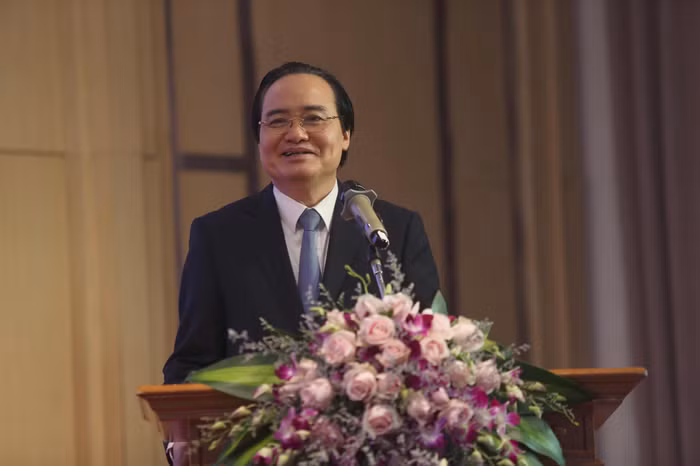 Bộ trưởng Phùng Xuân Nhạ gửi gắm mong muốn tới các thầy cô giáo tục vượt qua khó khăn, đóng góp tâm sức, trí tuệ cho sự nghiệp giáo dục (Ảnh: PM)
