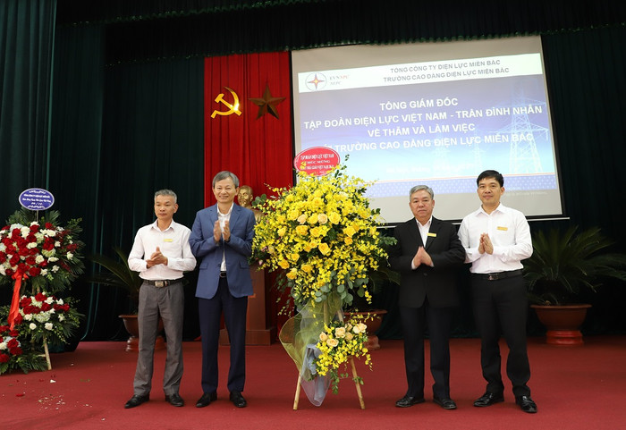 Tổng Giám đốc EVN Trần Đình Nhân, Tổng Giám đốc EVNNPC Đỗ Nguyệt Ánh chụp ảnh lưu niệm với cán bộ nhân viên trường Cao đẳng Điện lực miền Bắc. Tổng Giám đốc EVN Trần Đình Nhân, Tổng Giám đốc EVNNPC Đỗ Nguyệt Ánh chụp ảnh lưu niệm với cán bộ nhân viên trường Cao đẳng Điện lực miền Bắc.