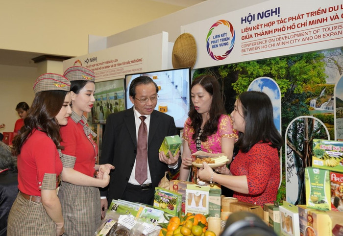 Lãnh đạo Vietjet tham quan các gian trưng bày tại sự kiện