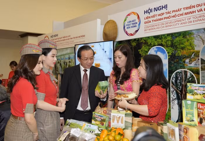 Lãnh đạo Vietjet tham quan các gian trưng bày tại sự kiện