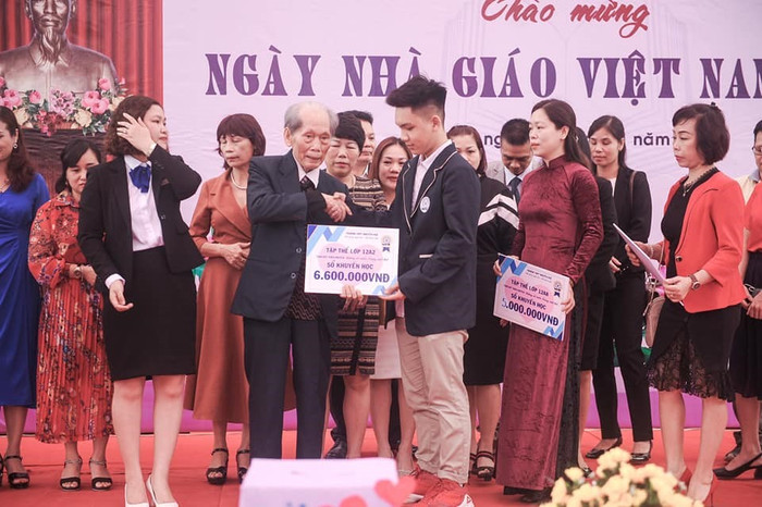 Đại diện học sinh lớp 12 A2 tham gia đóng góp Sổ khuyến học vì miền Trung. Đại diện học sinh lớp 12 A2 tham gia đóng góp Sổ khuyến học vì miền Trung.