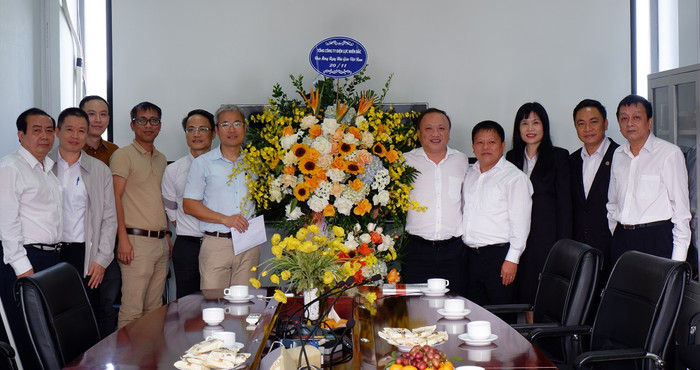 Phó Tổng Giám đốc EVNNPC Vũ Anh Phương tặng hoa chúc mừng các thầy, cô giáo trường Đại học Bách Khoa nhân Ngày Nhà giáo Việt Nam. Phó Tổng Giám đốc EVNNPC Vũ Anh Phương tặng hoa chúc mừng các thầy, cô giáo trường Đại học Bách Khoa nhân Ngày Nhà giáo Việt Nam.