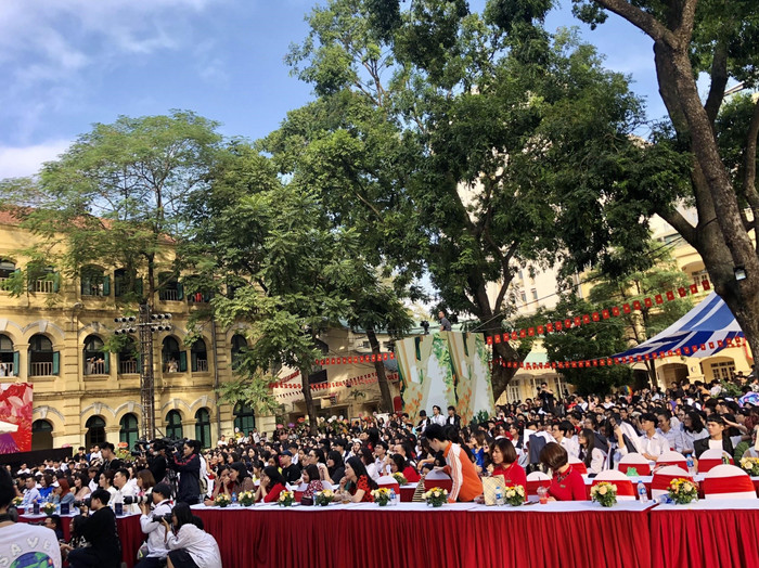 Sân trường đầy nhộn nhịp, đông vui trong không khí chào mừng kỷ niệm 65 năm thành lập trường. (Ảnh: NM) Sân trường đầy nhộn nhịp, đông vui trong không khí chào mừng kỷ niệm 65 năm thành lập trường. (Ảnh: NM)