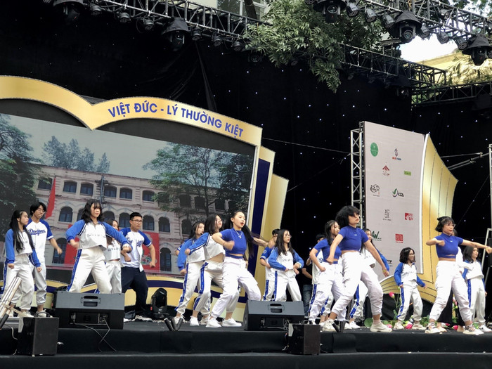 Những phần vũ đạo đầy cuốn hút, sôi động của học sinh Trường Trung học phổ thông Việt Đức. (Ảnh: NM) Những phần vũ đạo đầy cuốn hút, sôi động của học sinh Trường Trung học phổ thông Việt Đức. (Ảnh: NM)