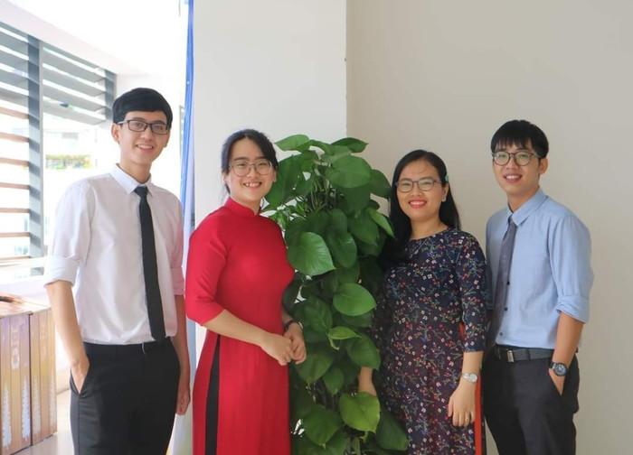 Thầy Hồ Văn Nhật Trường (bên trái) chia sẻ, sinh viên sư phạm cần học tập và tìm kiếm cơ hội, khẳng định bản thân và đáp ứng yêu cầu của ngành giáo dục hiện nay. (Ảnh: Nhân vật cung cấp)