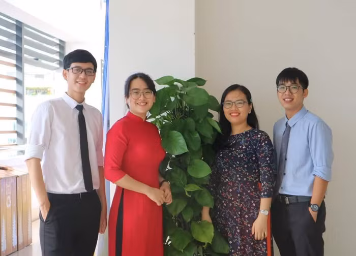 Thầy Hồ Văn Nhật Trường (bên trái) chia sẻ, sinh viên sư phạm cần học tập và tìm kiếm cơ hội, khẳng định bản thân và đáp ứng yêu cầu của ngành giáo dục hiện nay. (Ảnh: Nhân vật cung cấp)