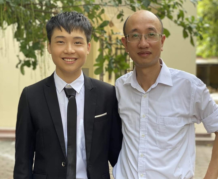 Thầy Trần Mộng Lai (bên phải) khẳng định tầm quan trọng của việc giải quyết vấn đề việc làm cho sinh viên ngành sư phạm (Ảnh: Nhân vật cung cấp)