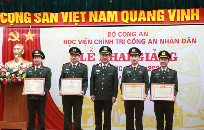 Các cá nhân, tập thể được khen thưởng về thành tích trong năm học 2019-2020. Các cá nhân, tập thể được khen thưởng về thành tích trong năm học 2019-2020.
