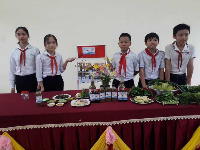 Nhóm học sinh lớp 8 với dự án lọt vào chung kết. (Ảnh: Nhà trường cung cấp)