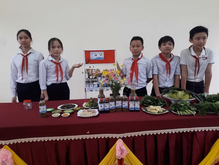 Nhóm học sinh lớp 8 với dự án lọt vào chung kết. (Ảnh: Nhà trường cung cấp)