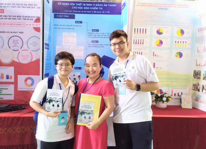 Tuấn Minh, Ngọc Anh thỏa sức sáng tạo khoa học dưới sự dẫn dắt, hướng dẫn của cô Lê Thị Hồng Nhung (Ảnh: Nhân vật cung cấp) Tuấn Minh, Ngọc Anh thỏa sức sáng tạo khoa học dưới sự dẫn dắt, hướng dẫn của cô Lê Thị Hồng Nhung (Ảnh: Nhân vật cung cấp)