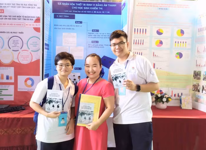 Tuấn Minh, Ngọc Anh thỏa sức sáng tạo khoa học dưới sự dẫn dắt, hướng dẫn của cô Lê Thị Hồng Nhung (Ảnh: Nhân vật cung cấp)