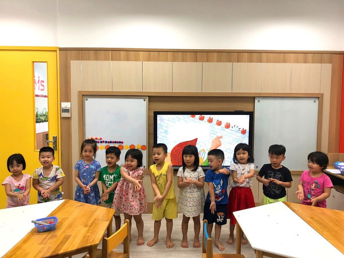 Nguyễn Đại Phúc (áo vàng, giữa) cùng các bạn tại lớp học phát triển năng lực tư duy CMS Edu. Nguyễn Đại Phúc (áo vàng, giữa) cùng các bạn tại lớp học phát triển năng lực tư duy CMS Edu.