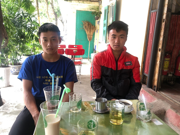 Giàng A Dì và Giàng A Trường trò chuyện với phóng viên. (Ảnh: Trung Dũng) Giàng A Dì và Giàng A Trường trò chuyện với phóng viên. (Ảnh: Trung Dũng)