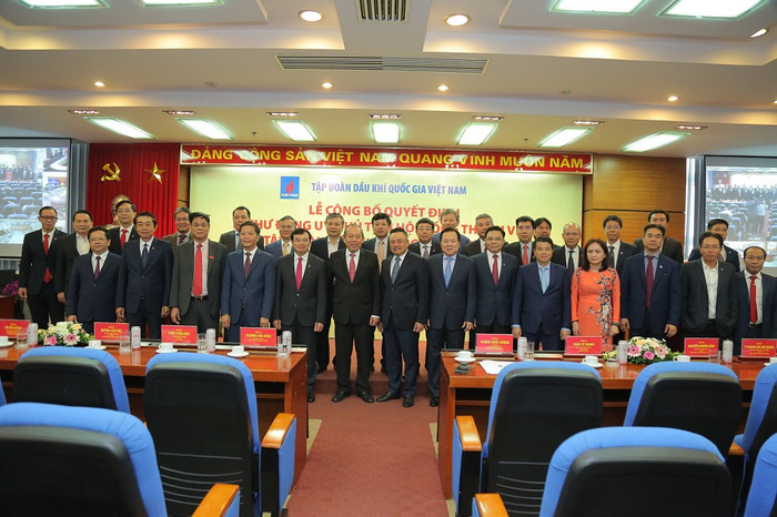 Các đồng chí lãnh đạo Đảng, Nhà nước và lãnh đạo Petrovietnam chúc mừng đồng chí Hoàng Quốc Vượng. Các đồng chí lãnh đạo Đảng, Nhà nước và lãnh đạo Petrovietnam chúc mừng đồng chí Hoàng Quốc Vượng.