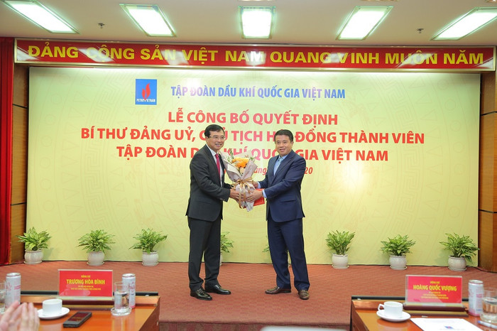 Đồng chí Y Thanh Hà Niê Kđăm, Bí thư Đảng uỷ Khối doanh nghiệp Trung ương trao Quyết định chỉ định đồng chí Hoàng Quốc Vượng, Chủ tịch Hội đồng thành viên Tập đoàn giữ chức Bí thư Đảng ủy Tập đoàn Dầu khí Quốc gia Việt Nam. Đồng chí Y Thanh Hà Niê Kđăm, Bí thư Đảng uỷ Khối doanh nghiệp Trung ương trao Quyết định chỉ định đồng chí Hoàng Quốc Vượng, Chủ tịch Hội đồng thành viên Tập đoàn giữ chức Bí thư Đảng ủy Tập đoàn Dầu khí Quốc gia Việt Nam.