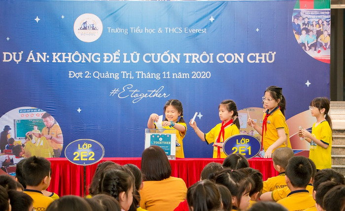 Thầy trò Trường Tiểu học và Trung học cơ sở Everest gây quỹ ủng hộ đợt 2 dự án “Không để lũ cuốn trôi con chữ”. Ảnh: Nhà trường cung cấp Thầy trò Trường Tiểu học và Trung học cơ sở Everest gây quỹ ủng hộ đợt 2 dự án “Không để lũ cuốn trôi con chữ”. Ảnh: Nhà trường cung cấp