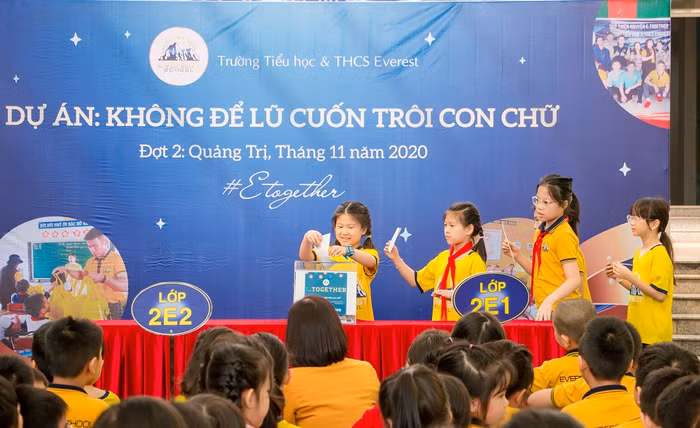 Thầy trò Trường Tiểu học và Trung học cơ sở Everest gây quỹ ủng hộ đợt 2 dự án “Không để lũ cuốn trôi con chữ”. Ảnh: Nhà trường cung cấp