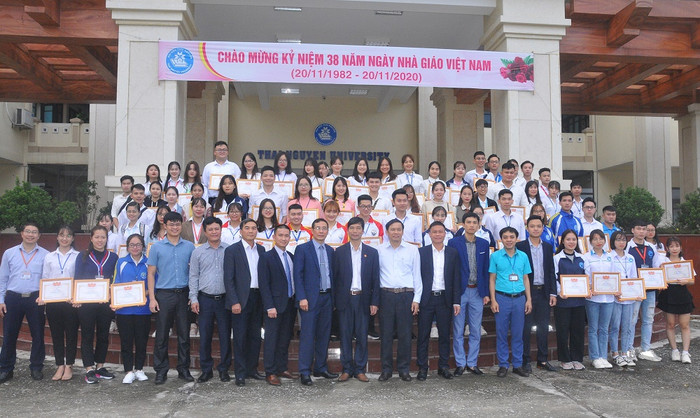 Các đại biểu tham dự hội nghị chụp ảnh lưu niệm cùng các sinh viên tiêu biểu được biểu dương.