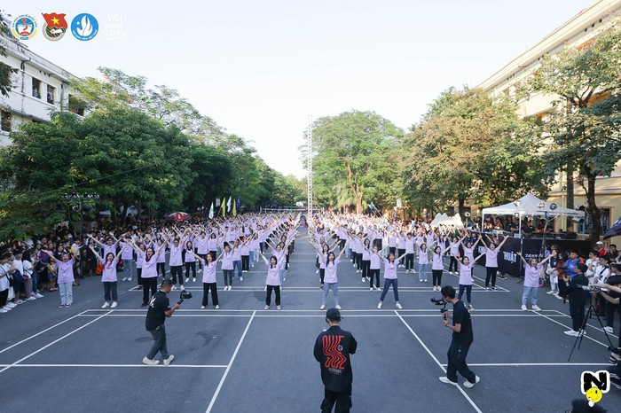 Phần nhảy flashmob đầy sôi động được thể hiện bởi hơn 220 cộng tác viên của chương trình Phần nhảy flashmob đầy sôi động được thể hiện bởi hơn 220 cộng tác viên của chương trình