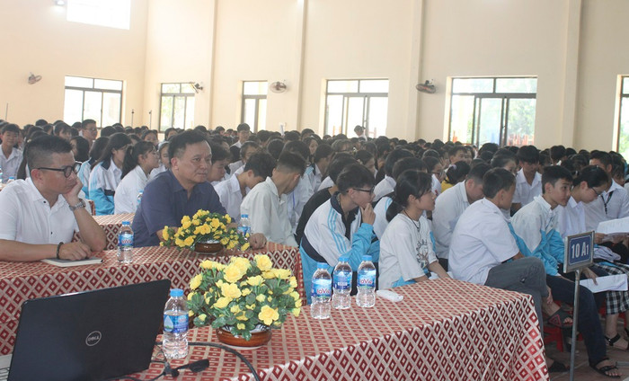 Hội thảo thu hút sự quan tâm tham gia của gần 500 thầy, cô, phụ huynh và học sinh của Trường Trung học phổ thông Ngô Quyền (Thành phố Thái Nguyên).
