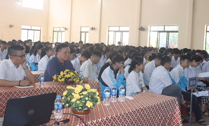 Hội thảo thu hút sự quan tâm tham gia của gần 500 thầy, cô, phụ huynh và học sinh của Trường Trung học phổ thông Ngô Quyền (Thành phố Thái Nguyên).