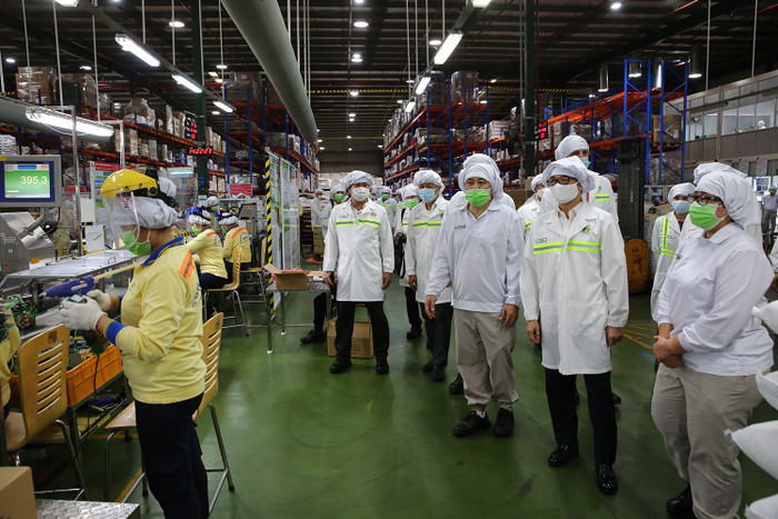 Phó Thủ tướng Vũ Đức Đam kiểm tra việc thực hiện phòng chống dịch tại một nhà máy ở Khu công nghiệp Biên Hoà 2, Thành phố Biên Hoà, tỉnh Đồng Nai. Ảnh: VGP/Đình Nam