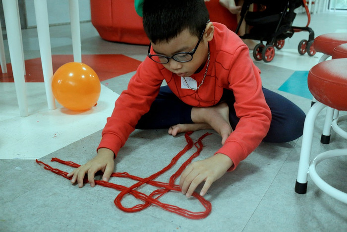 Một bạn nhỏ miệt mài với những nút thắt của nghệ thuật đan tết Macrame Một bạn nhỏ miệt mài với những nút thắt của nghệ thuật đan tết Macrame