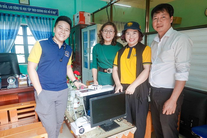 Trường Tiểu học và Trung học cơ sở Everest cũng đã hỗ trợ 1 bộ máy tính, máy chiếu để hỗ trợ công tác giảng dạy. Ảnh: Nhà trường cung cấp Trường Tiểu học và Trung học cơ sở Everest cũng đã hỗ trợ 1 bộ máy tính, máy chiếu để hỗ trợ công tác giảng dạy. Ảnh: Nhà trường cung cấp