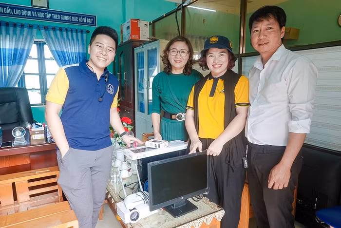 Trường Tiểu học và Trung học cơ sở Everest cũng đã hỗ trợ 1 bộ máy tính, máy chiếu để hỗ trợ công tác giảng dạy. Ảnh: Nhà trường cung cấp