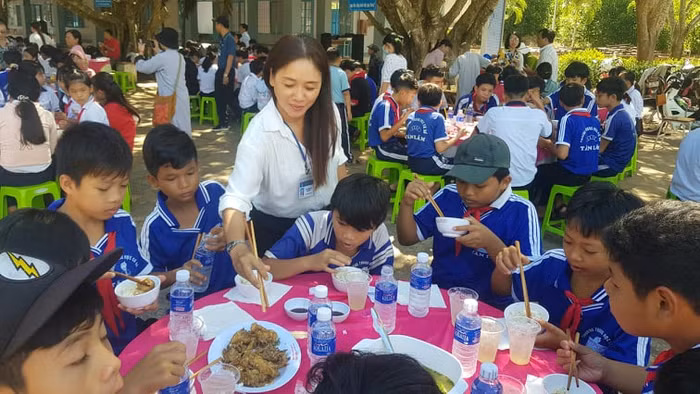 Hôm qua là cô giáo, hôm nay là mẹ hiền phục vụ học trò “Bữa cơm tình thầy trò” lần thứ 9. (Ảnh do tác giả cung cấp)