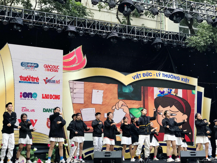 Mỗi tiết mục là một sự gửi gắm những thông điệp tuyệt vời mà các em học sinh muốn thể hiện (Ảnh: NM) Mỗi tiết mục là một sự gửi gắm những thông điệp tuyệt vời mà các em học sinh muốn thể hiện (Ảnh: NM)